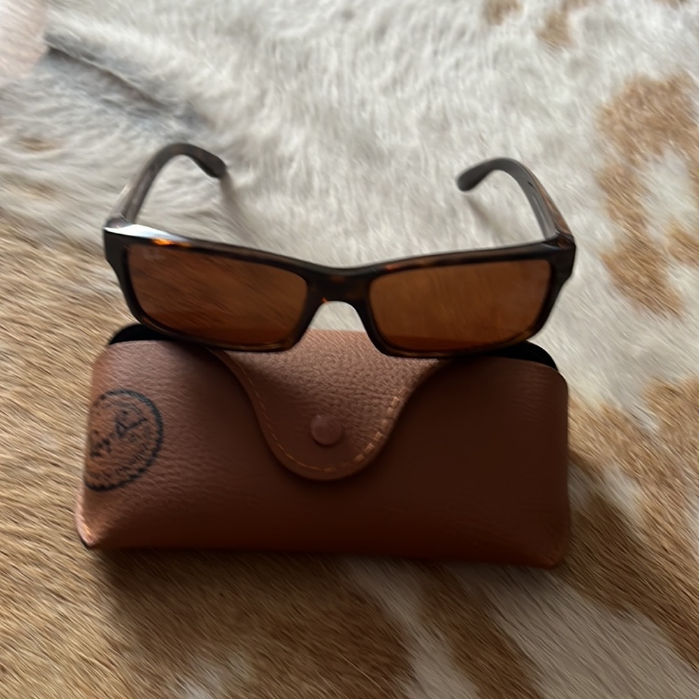 Brown / Tortoise Shell Color Ray-Ban’s. Wore for a vacation; great condition.